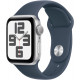 Apple Watch SE 2. Generation (GPS, 40 mm) Smartwatch mit Aluminiumgehäuse in Silber und Sportarmband in Denim (M/L).