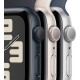 Apple Watch SE 2. Generation (GPS, 40 mm) Smartwatch mit Aluminiumgehäuse in Silber und Sportarmband in Denim (M/L).